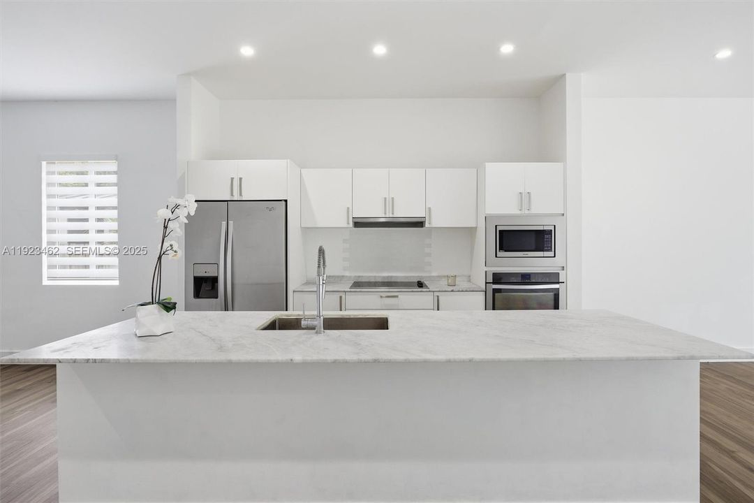 For Rent: $7,200 (3 beds, 3 baths, 2039 Square Feet)