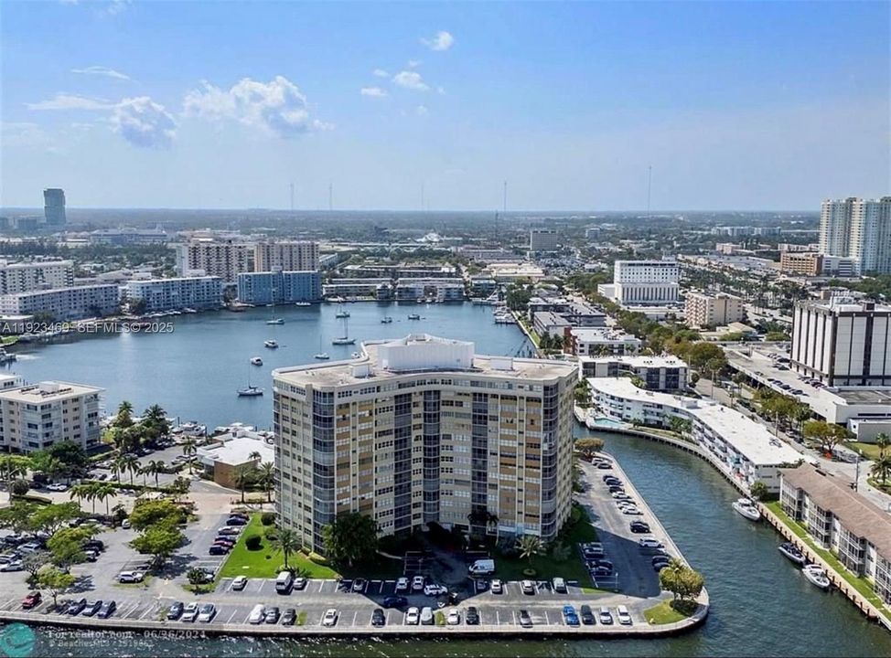 For Sale: $360,000 (2 beds, 2 baths, 1420 Square Feet)