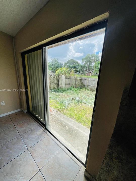 出租: $2,500 (3 贝兹, 2 浴室, 964 平方英尺)