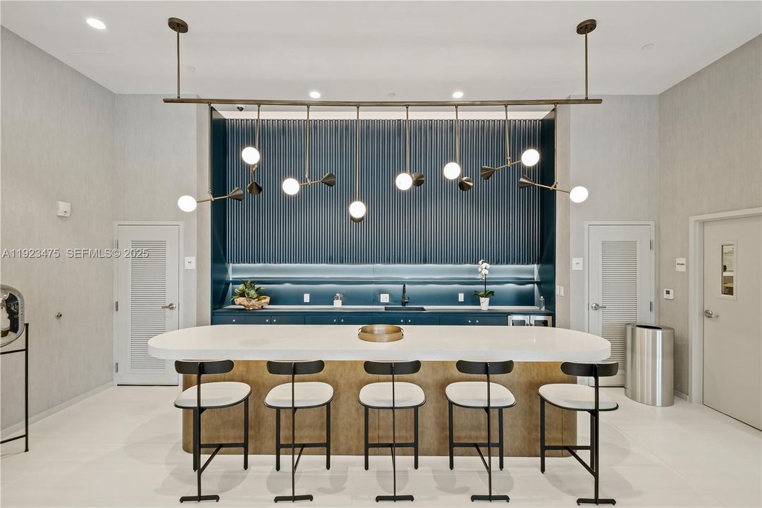 合同活跃: $2,983 (1 贝兹, 1 浴室, 859 平方英尺)