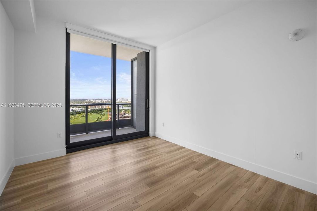 合同活跃: $2,983 (1 贝兹, 1 浴室, 859 平方英尺)