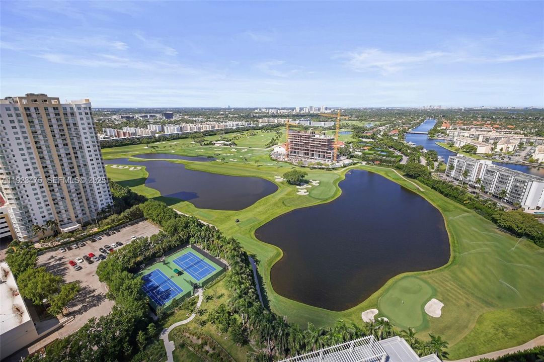 合同活跃: $2,983 (1 贝兹, 1 浴室, 859 平方英尺)