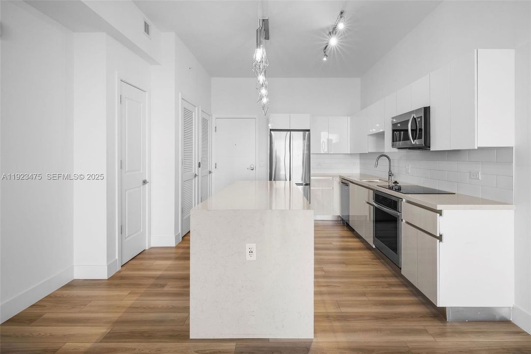 合同活跃: $2,983 (1 贝兹, 1 浴室, 859 平方英尺)