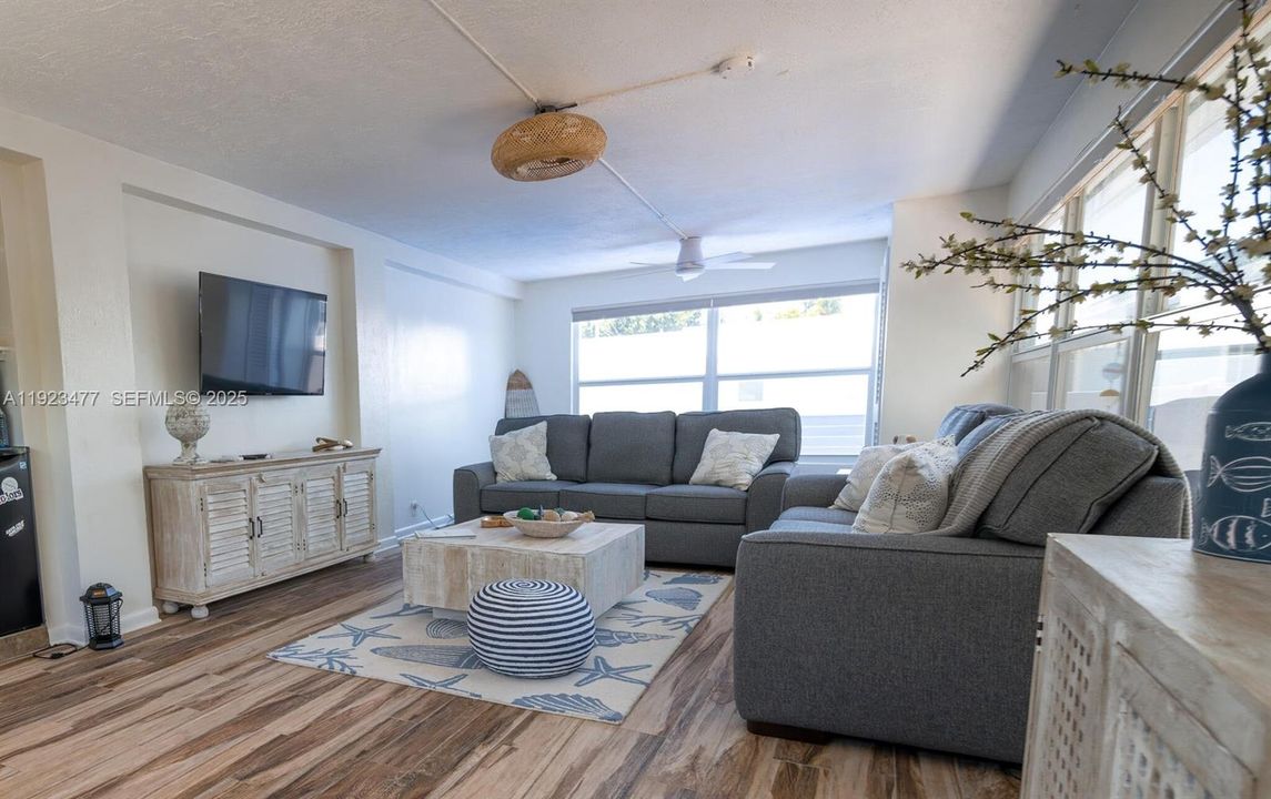 На продажу: $699,000 (3 спален, 2 ванн, 1758 Квадратных фут)