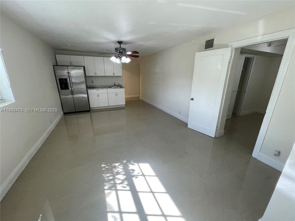 For Rent: $1,800 (1 beds, 1 baths, 2076 Square Feet)