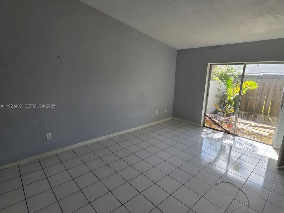 For Sale: $370,000 (2 beds, 2 baths, 1101 Square Feet)