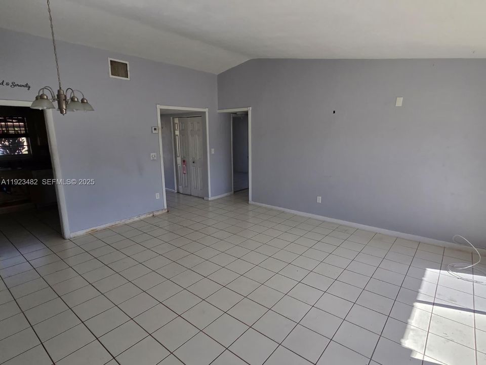 For Sale: $370,000 (2 beds, 2 baths, 1101 Square Feet)