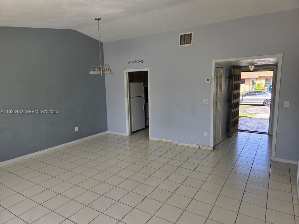 For Sale: $370,000 (2 beds, 2 baths, 1101 Square Feet)