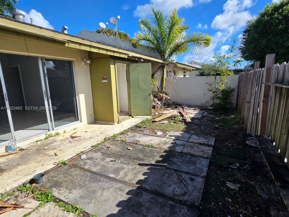 For Sale: $370,000 (2 beds, 2 baths, 1101 Square Feet)