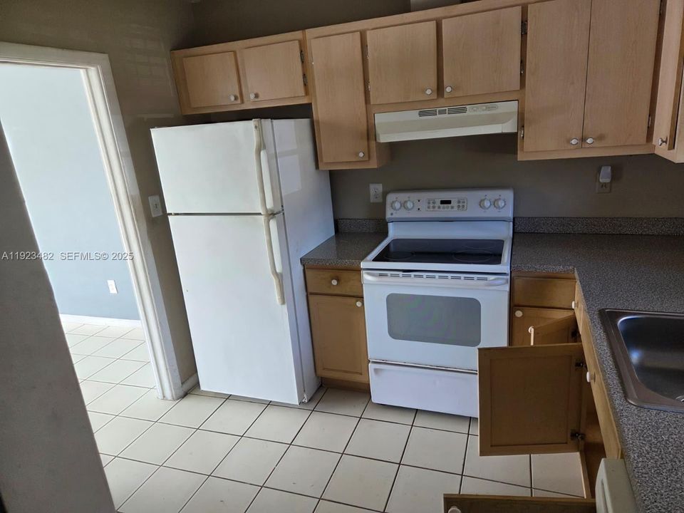 For Sale: $370,000 (2 beds, 2 baths, 1101 Square Feet)