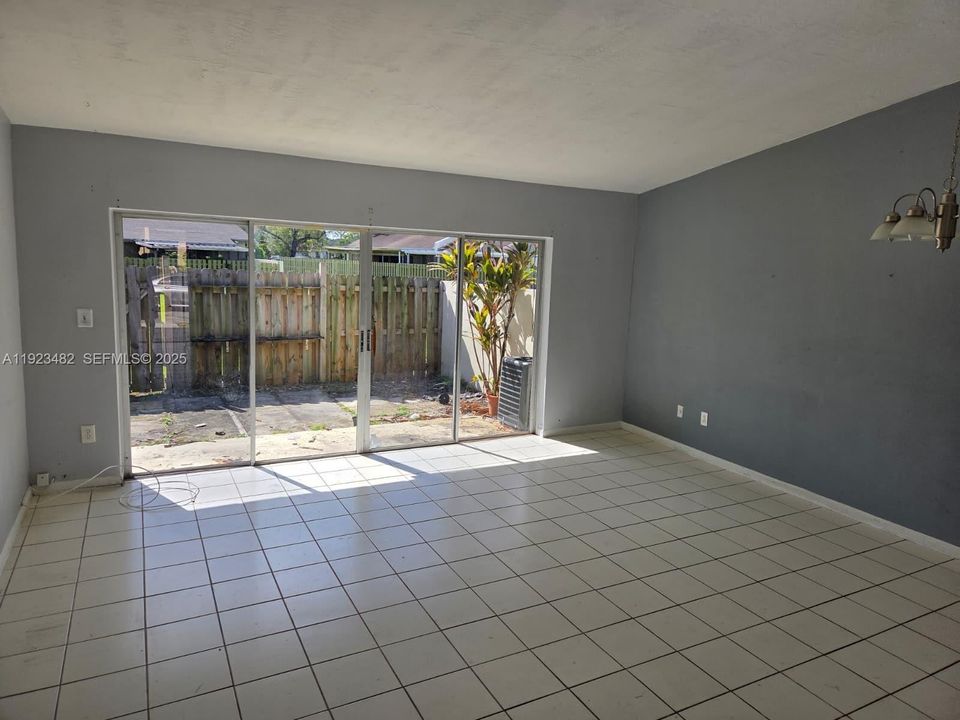 For Sale: $370,000 (2 beds, 2 baths, 1101 Square Feet)