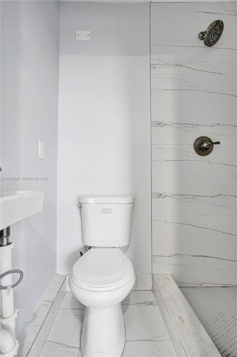 For Rent: $1,200 (0 beds, 1 baths, 816 Square Feet)