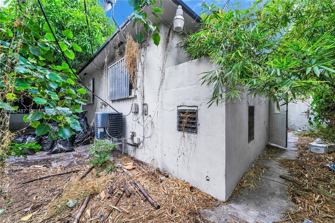 For Sale: $315,000 (2 beds, 1 baths, 896 Square Feet)