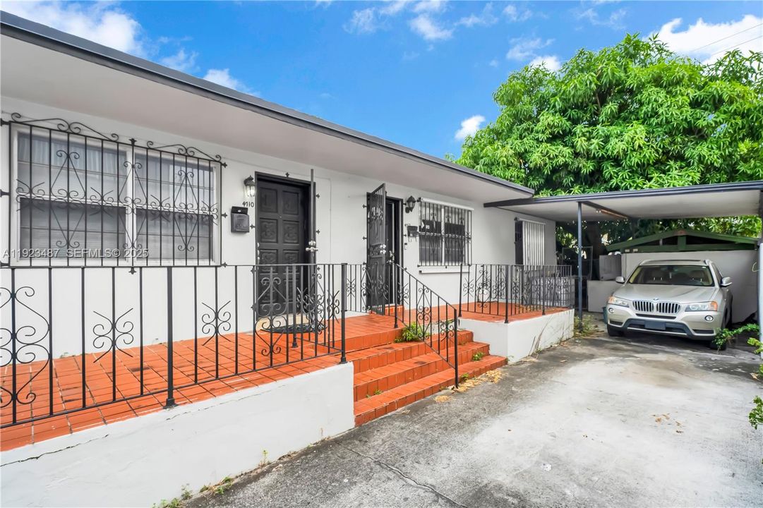 For Sale: $315,000 (2 beds, 1 baths, 896 Square Feet)