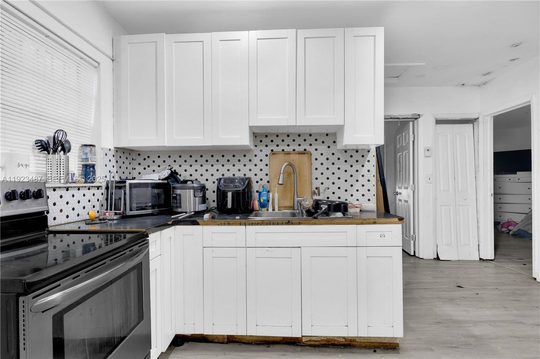 For Sale: $315,000 (2 beds, 1 baths, 896 Square Feet)