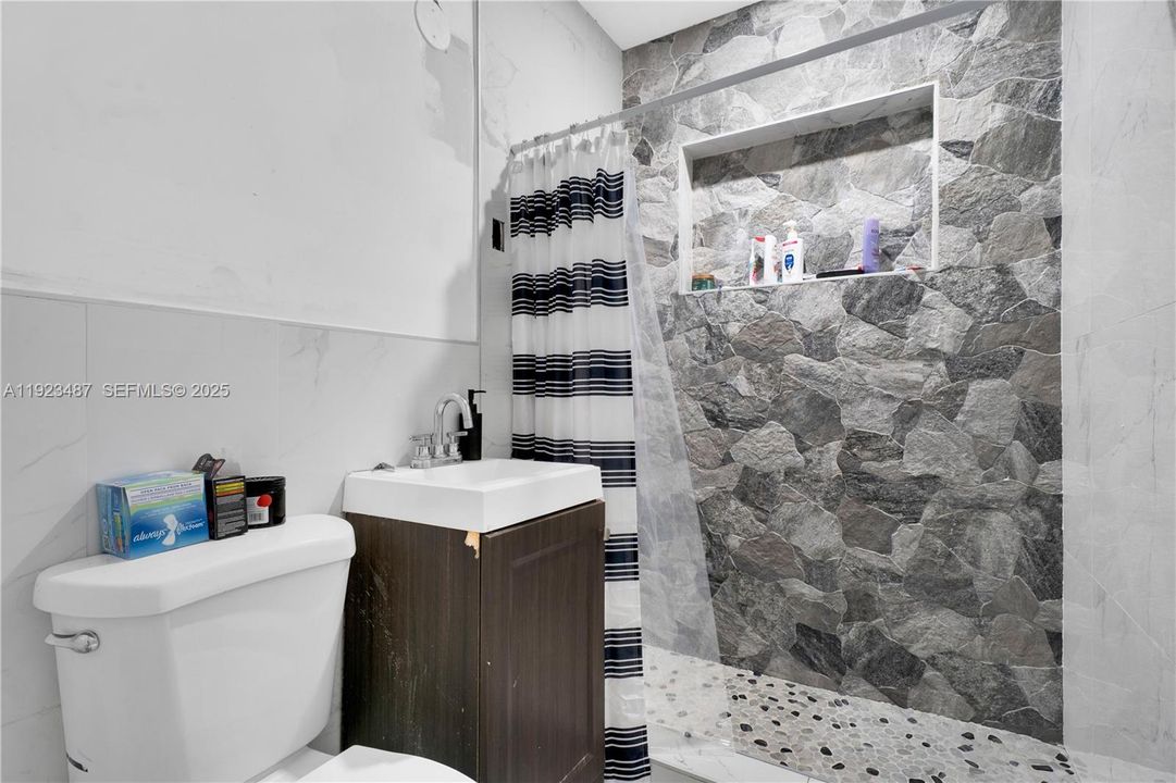 For Sale: $315,000 (2 beds, 1 baths, 896 Square Feet)