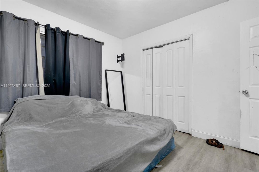 For Sale: $315,000 (2 beds, 1 baths, 896 Square Feet)