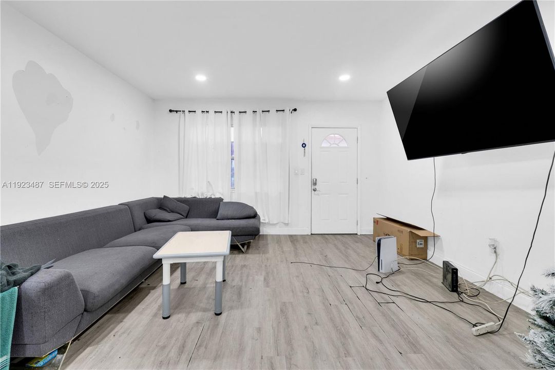 For Sale: $315,000 (2 beds, 1 baths, 896 Square Feet)