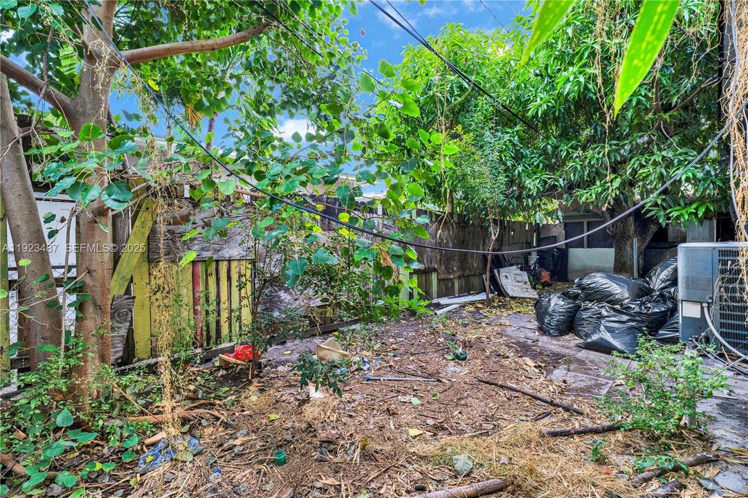 For Sale: $315,000 (2 beds, 1 baths, 896 Square Feet)