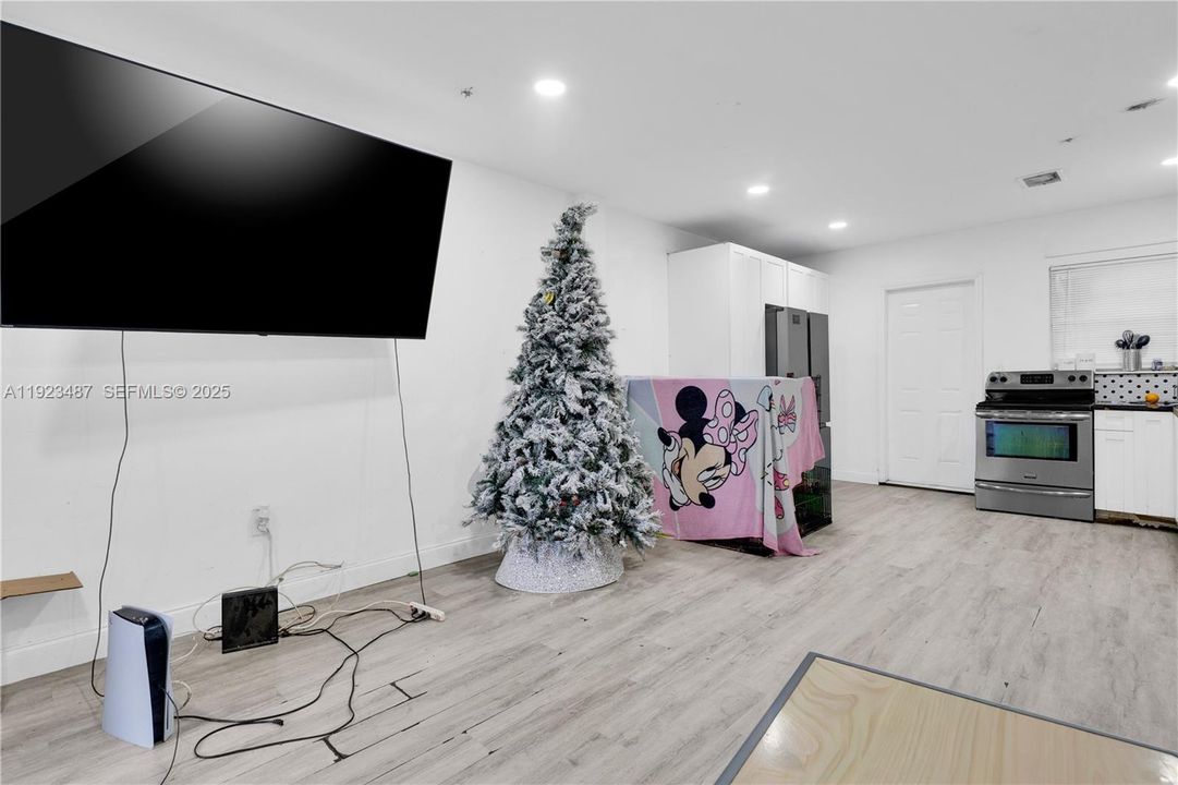 For Sale: $315,000 (2 beds, 1 baths, 896 Square Feet)