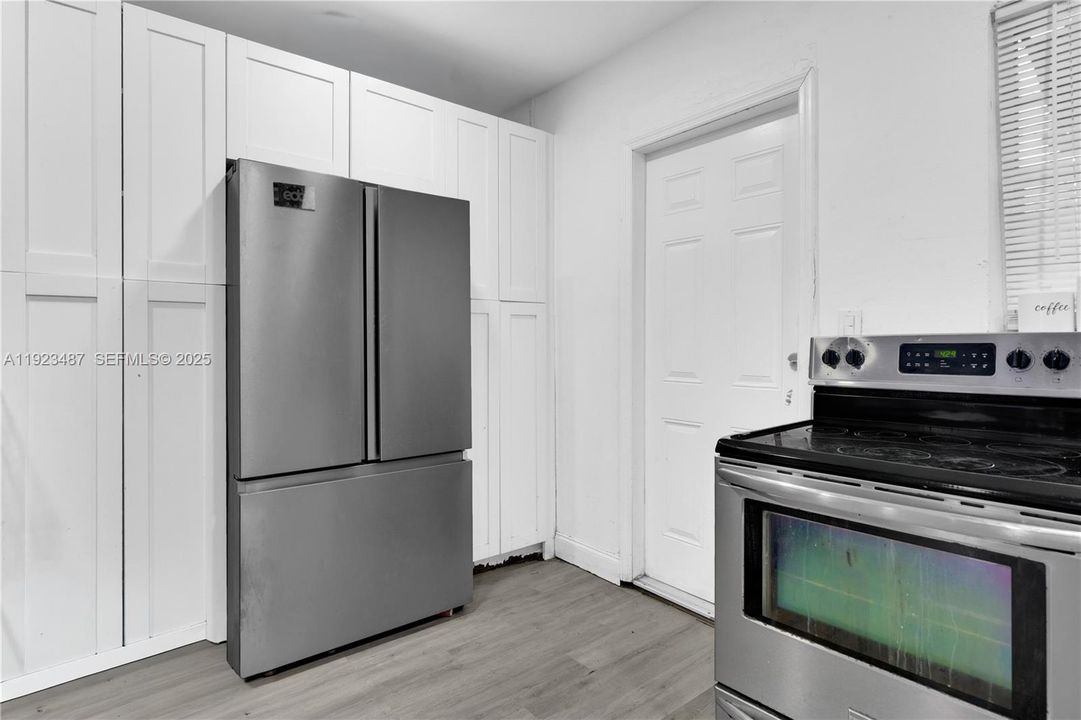 For Sale: $315,000 (2 beds, 1 baths, 896 Square Feet)