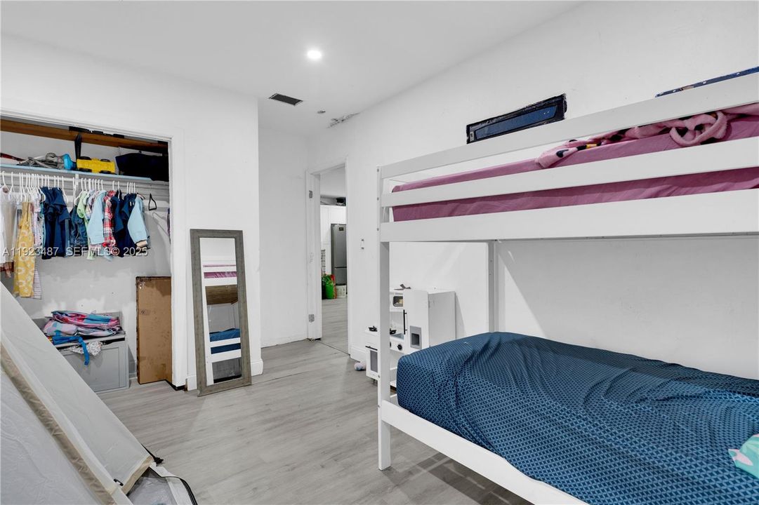 For Sale: $315,000 (2 beds, 1 baths, 896 Square Feet)