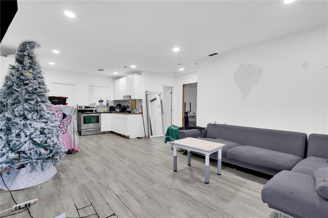 For Sale: $315,000 (2 beds, 1 baths, 896 Square Feet)