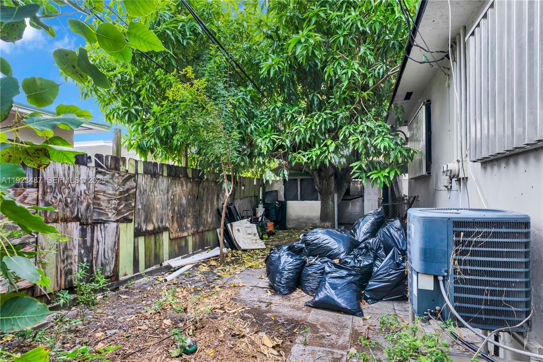 For Sale: $315,000 (2 beds, 1 baths, 896 Square Feet)