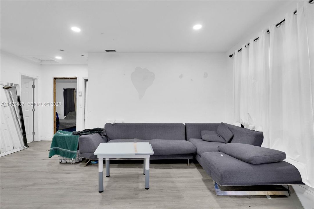 For Sale: $315,000 (2 beds, 1 baths, 896 Square Feet)