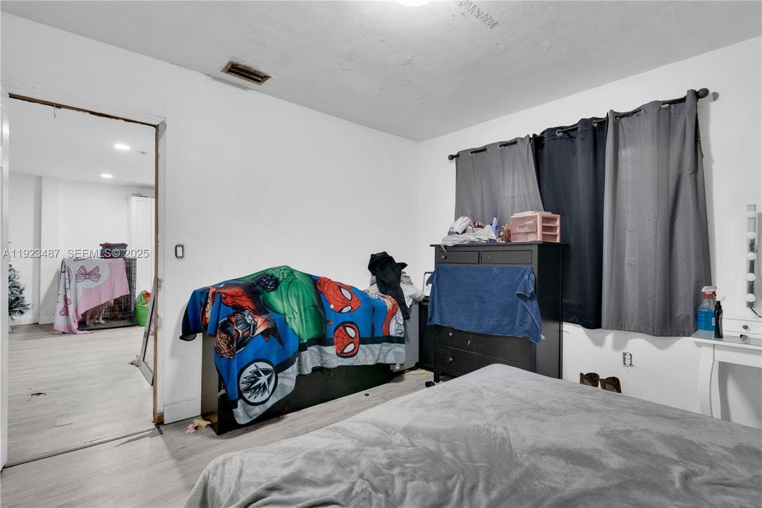 For Sale: $315,000 (2 beds, 1 baths, 896 Square Feet)