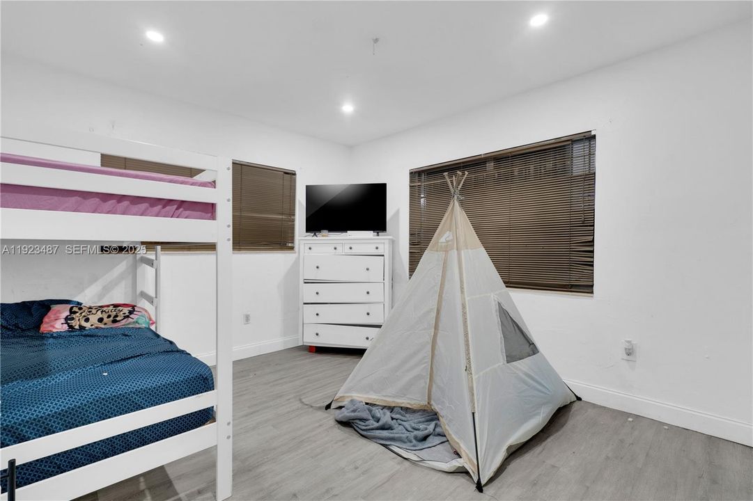 For Sale: $315,000 (2 beds, 1 baths, 896 Square Feet)