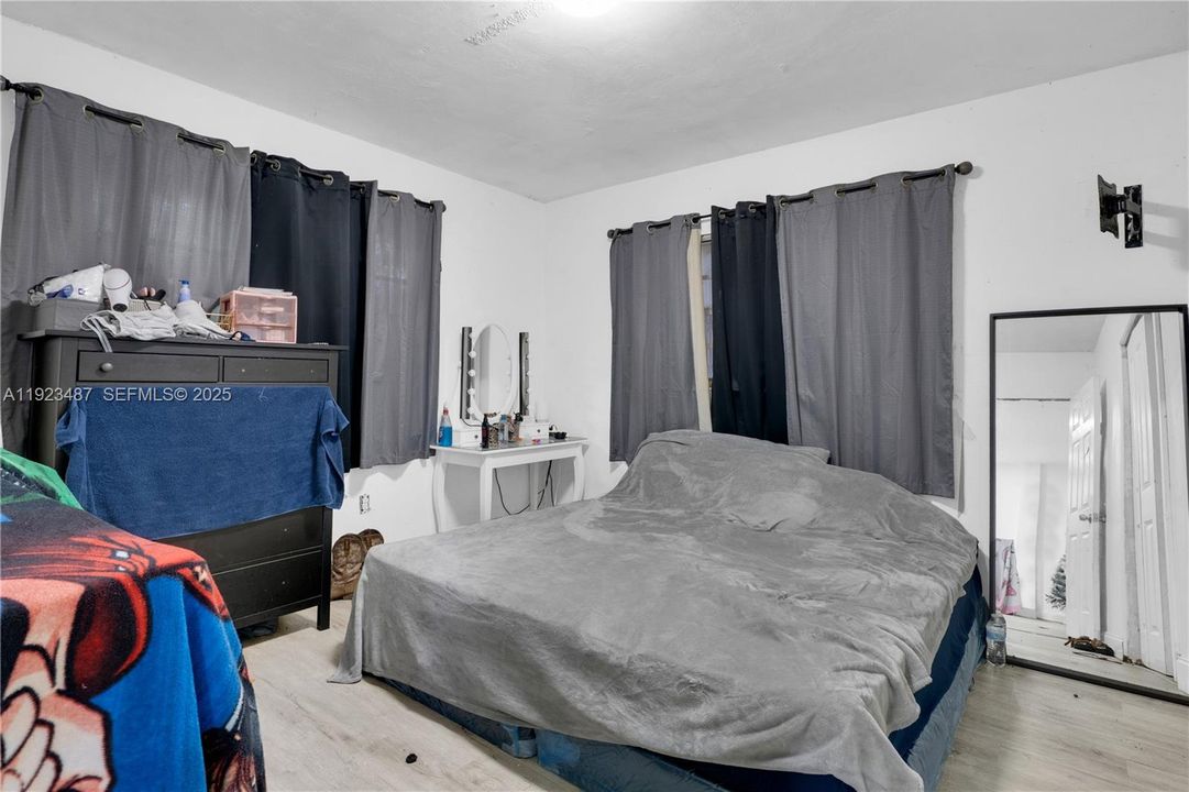 For Sale: $315,000 (2 beds, 1 baths, 896 Square Feet)