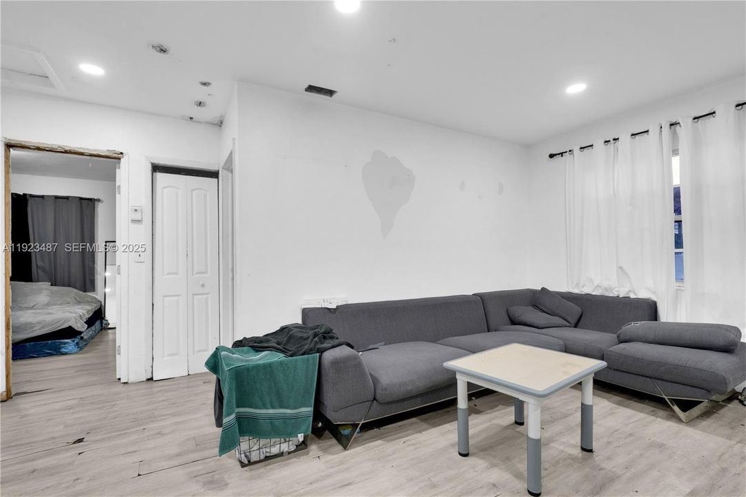 For Sale: $315,000 (2 beds, 1 baths, 896 Square Feet)