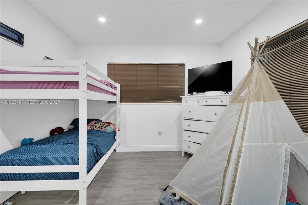 For Sale: $315,000 (2 beds, 1 baths, 896 Square Feet)