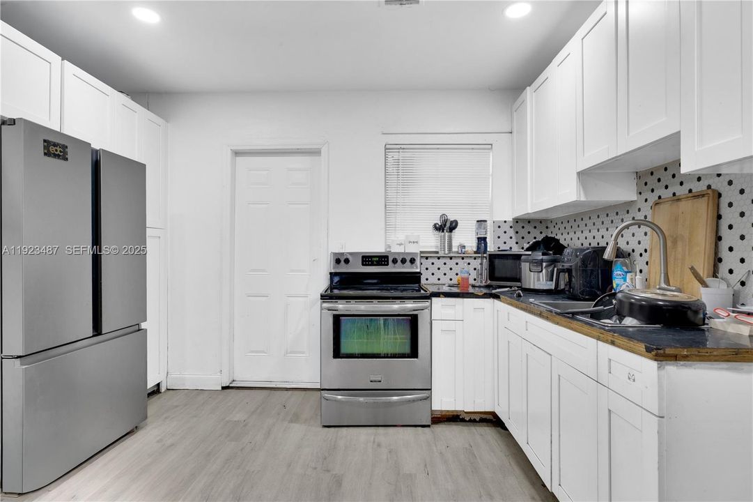 For Sale: $315,000 (2 beds, 1 baths, 896 Square Feet)