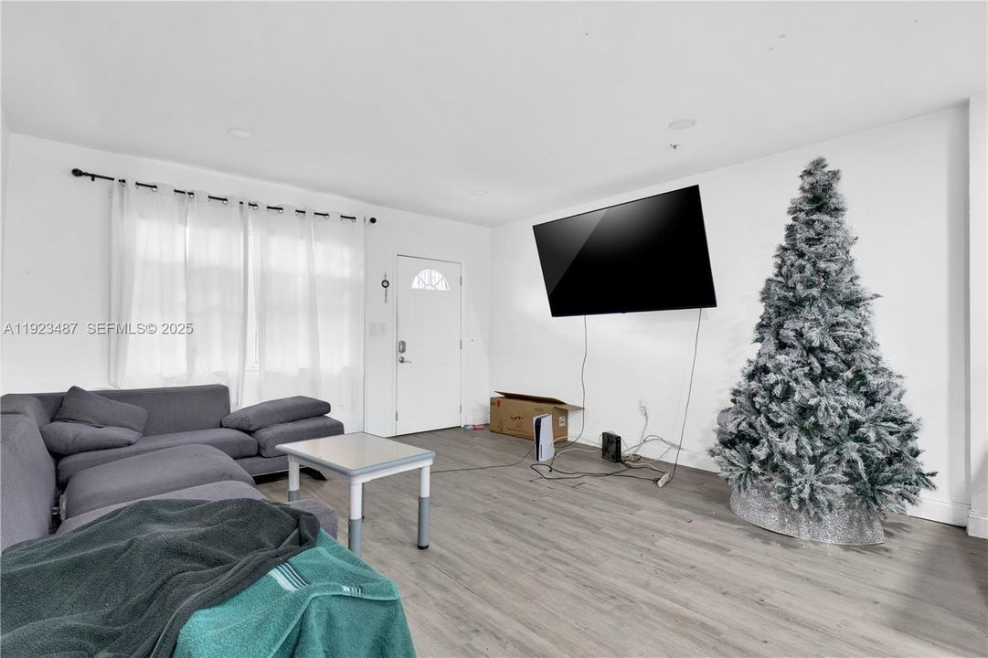 For Sale: $315,000 (2 beds, 1 baths, 896 Square Feet)