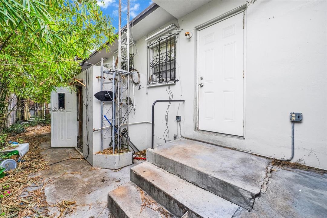 For Sale: $315,000 (2 beds, 1 baths, 896 Square Feet)