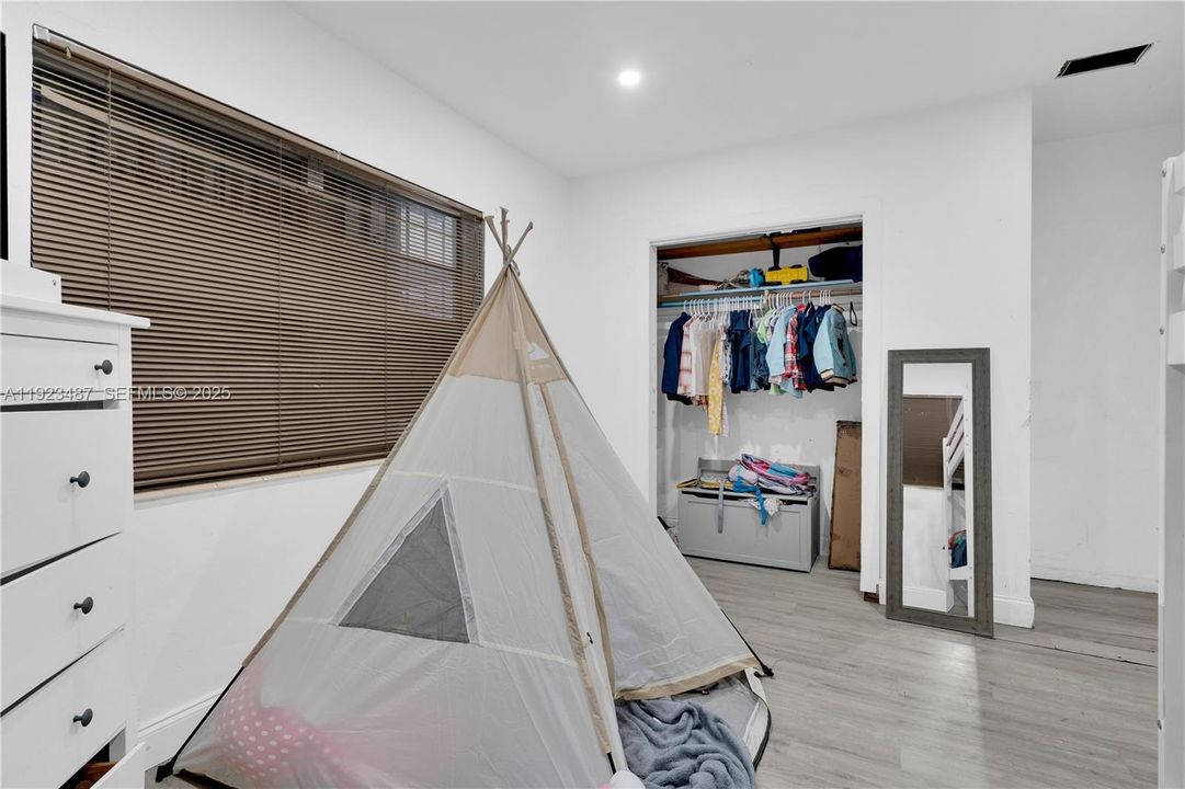 For Sale: $315,000 (2 beds, 1 baths, 896 Square Feet)