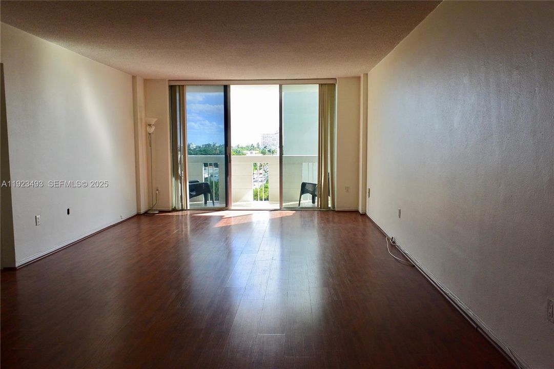 For Sale: $350,000 (1 beds, 1 baths, 810 Square Feet)
