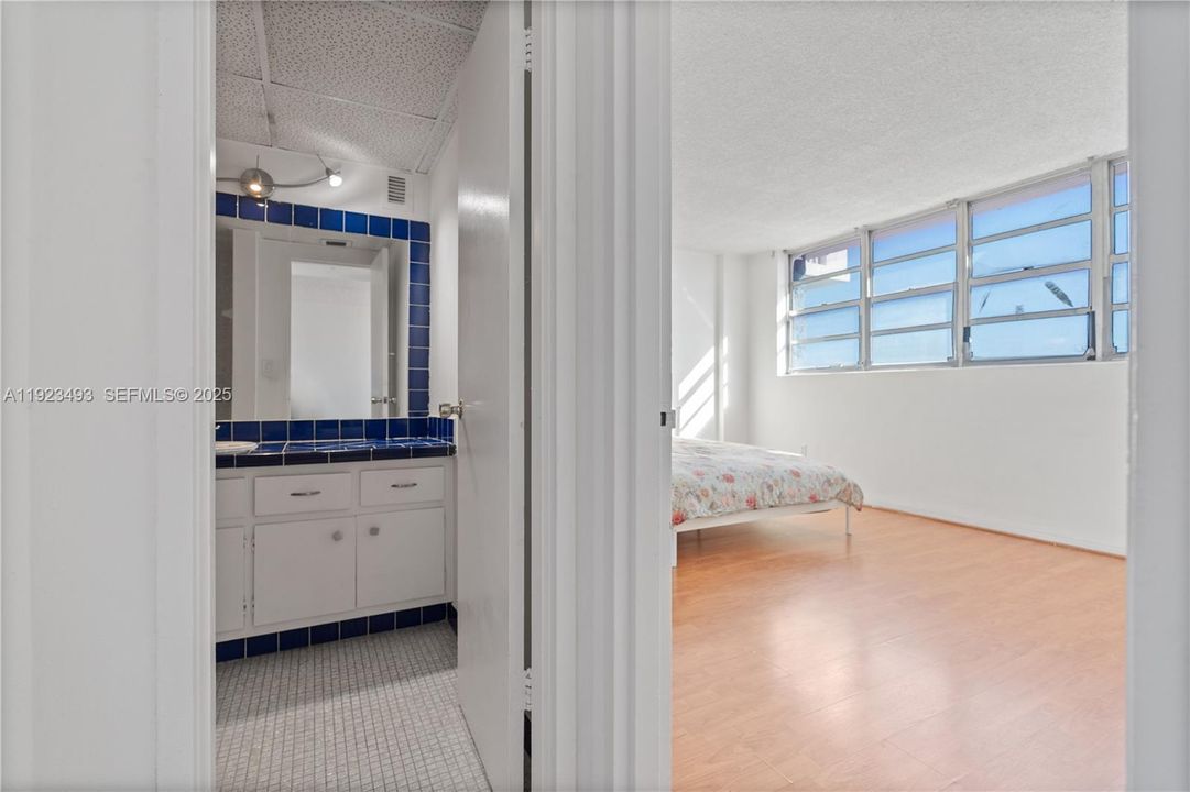 For Sale: $350,000 (1 beds, 1 baths, 810 Square Feet)
