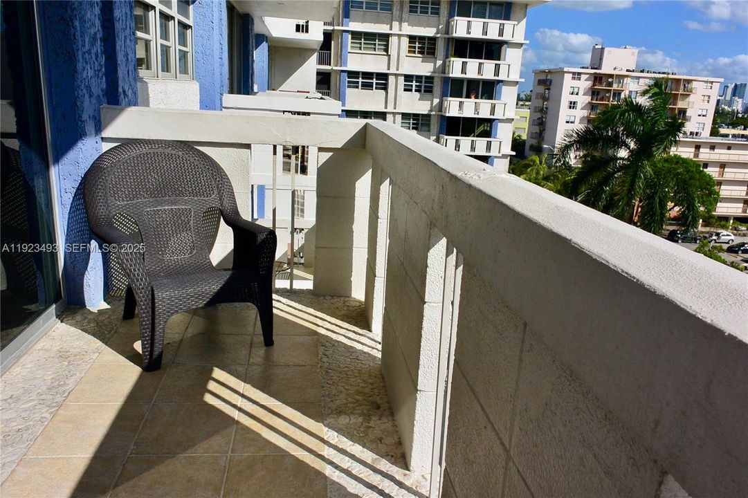 For Sale: $350,000 (1 beds, 1 baths, 810 Square Feet)