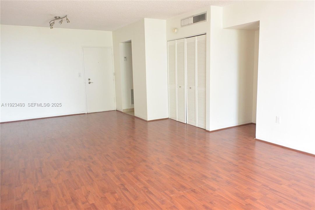 For Sale: $350,000 (1 beds, 1 baths, 810 Square Feet)