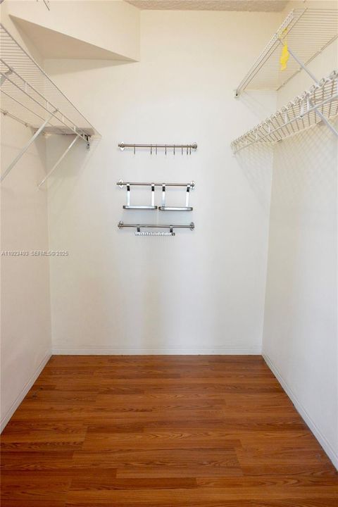 For Sale: $350,000 (1 beds, 1 baths, 810 Square Feet)