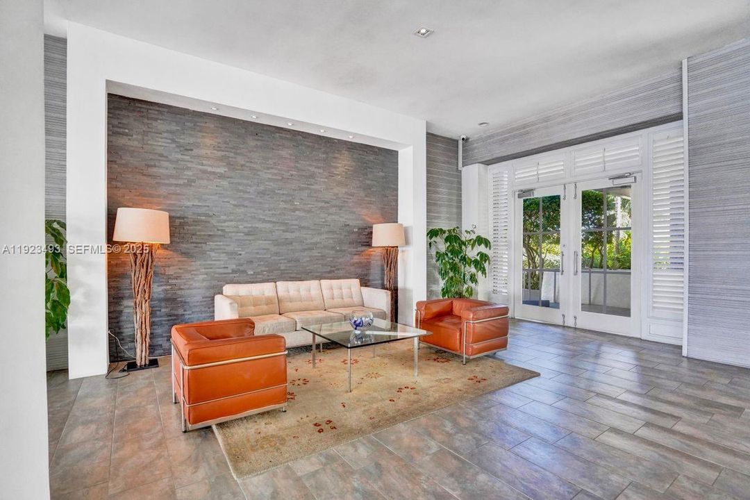 For Sale: $350,000 (1 beds, 1 baths, 810 Square Feet)