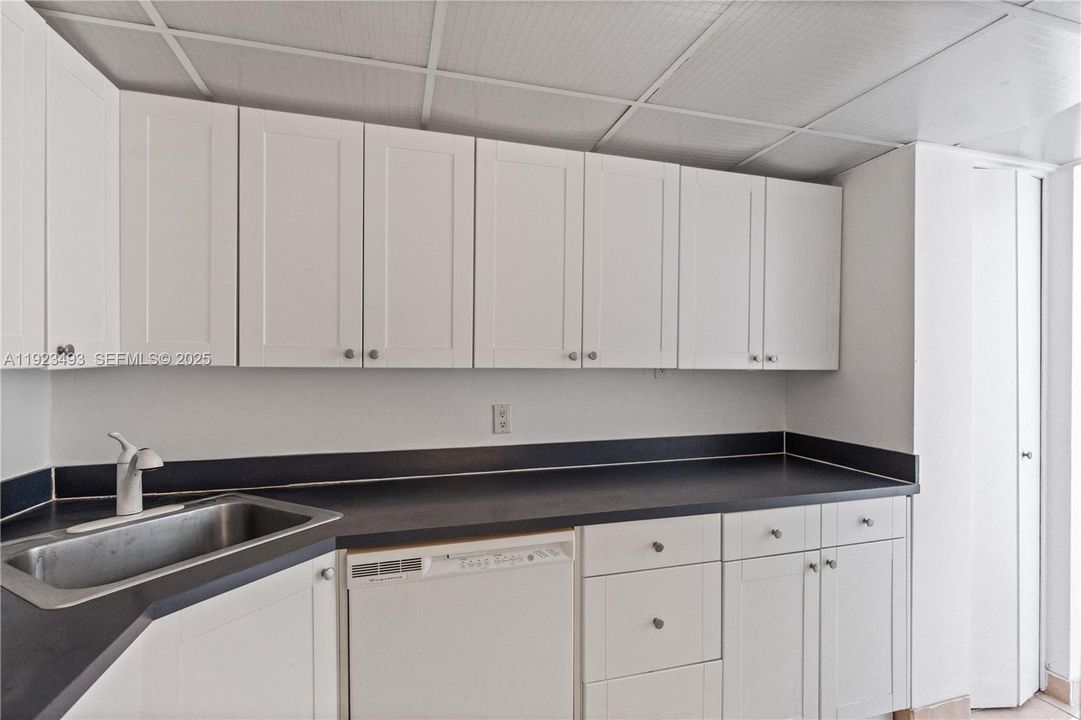 For Sale: $350,000 (1 beds, 1 baths, 810 Square Feet)