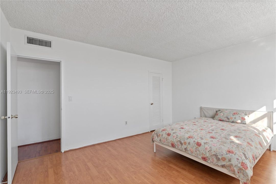 For Sale: $350,000 (1 beds, 1 baths, 810 Square Feet)