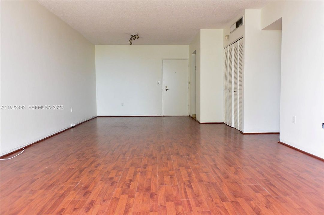 For Sale: $350,000 (1 beds, 1 baths, 810 Square Feet)