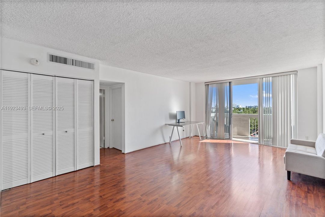 For Sale: $350,000 (1 beds, 1 baths, 810 Square Feet)