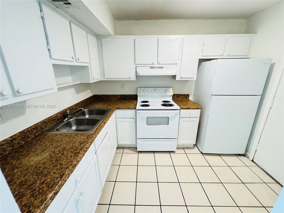 For Sale: $158,000 (2 beds, 2 baths, 1100 Square Feet)