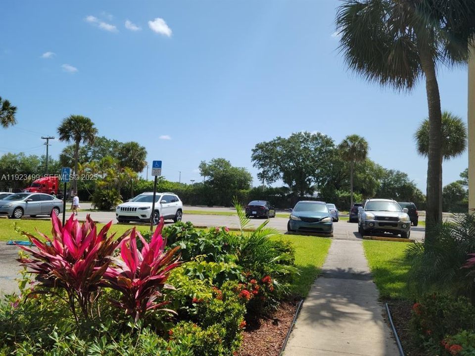 For Sale: $158,000 (2 beds, 2 baths, 1100 Square Feet)